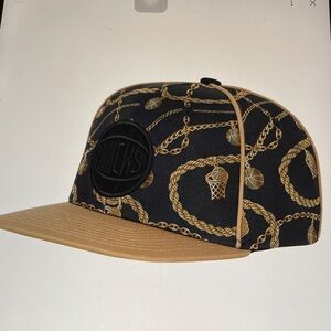 NWT New York Knicks YOUTH Outerstuff Street Hopper SnapBack Hat Cap Flat Brim